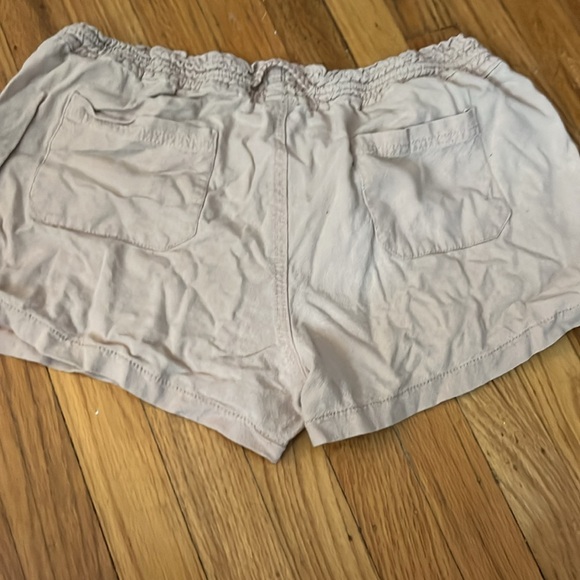 Light pink flowy paper bag shorts super cute! - Picture 4 of 4